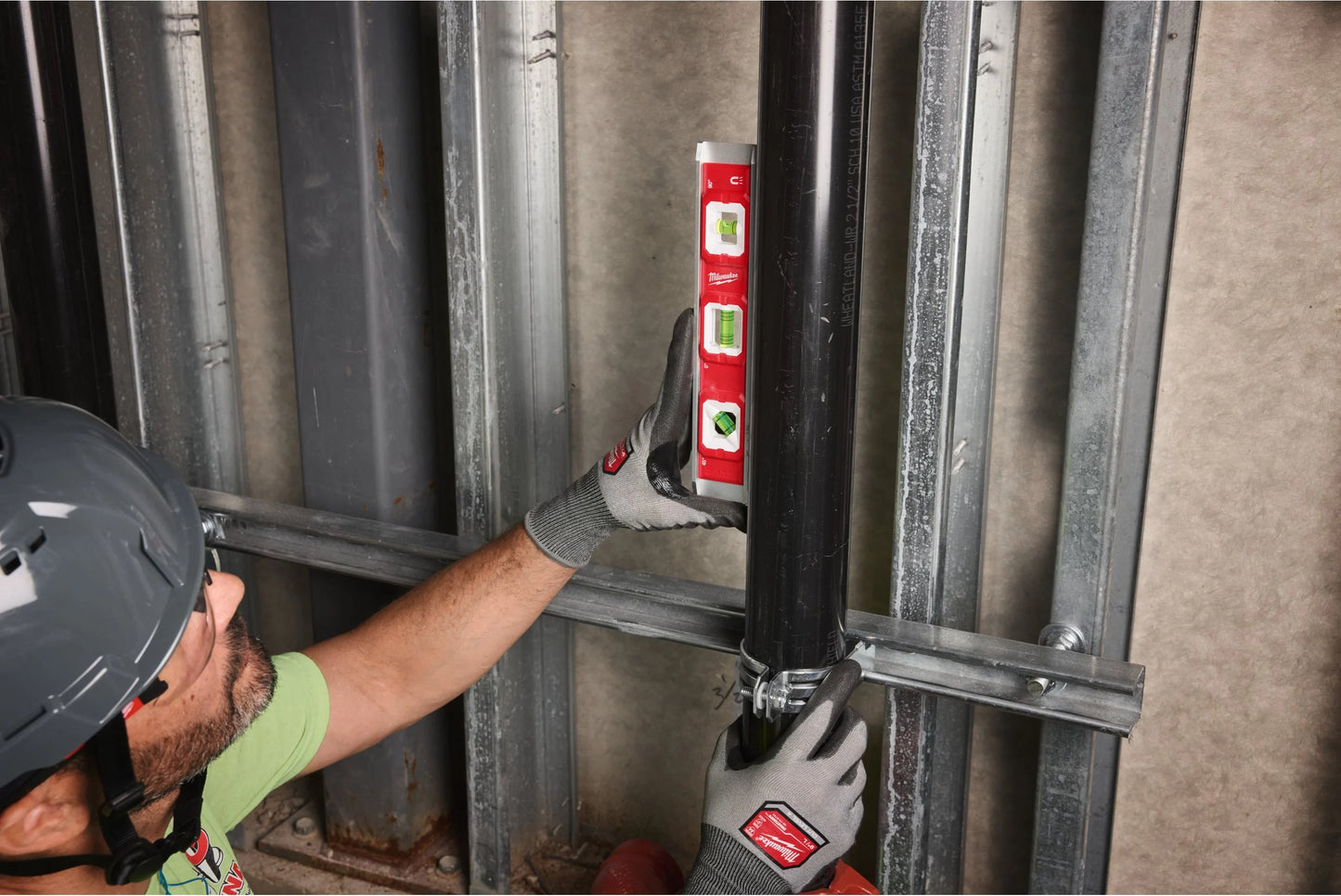 Conjunto especial con herramientas manuales + cargador + bateria + baúl con ruedas Milwaukee