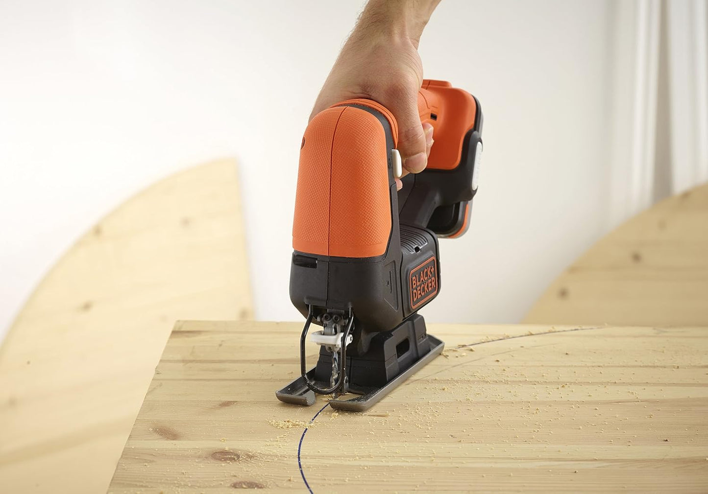 Sierra de calar 12V con hoja de corte para madera Black+Decker BDCJS12N