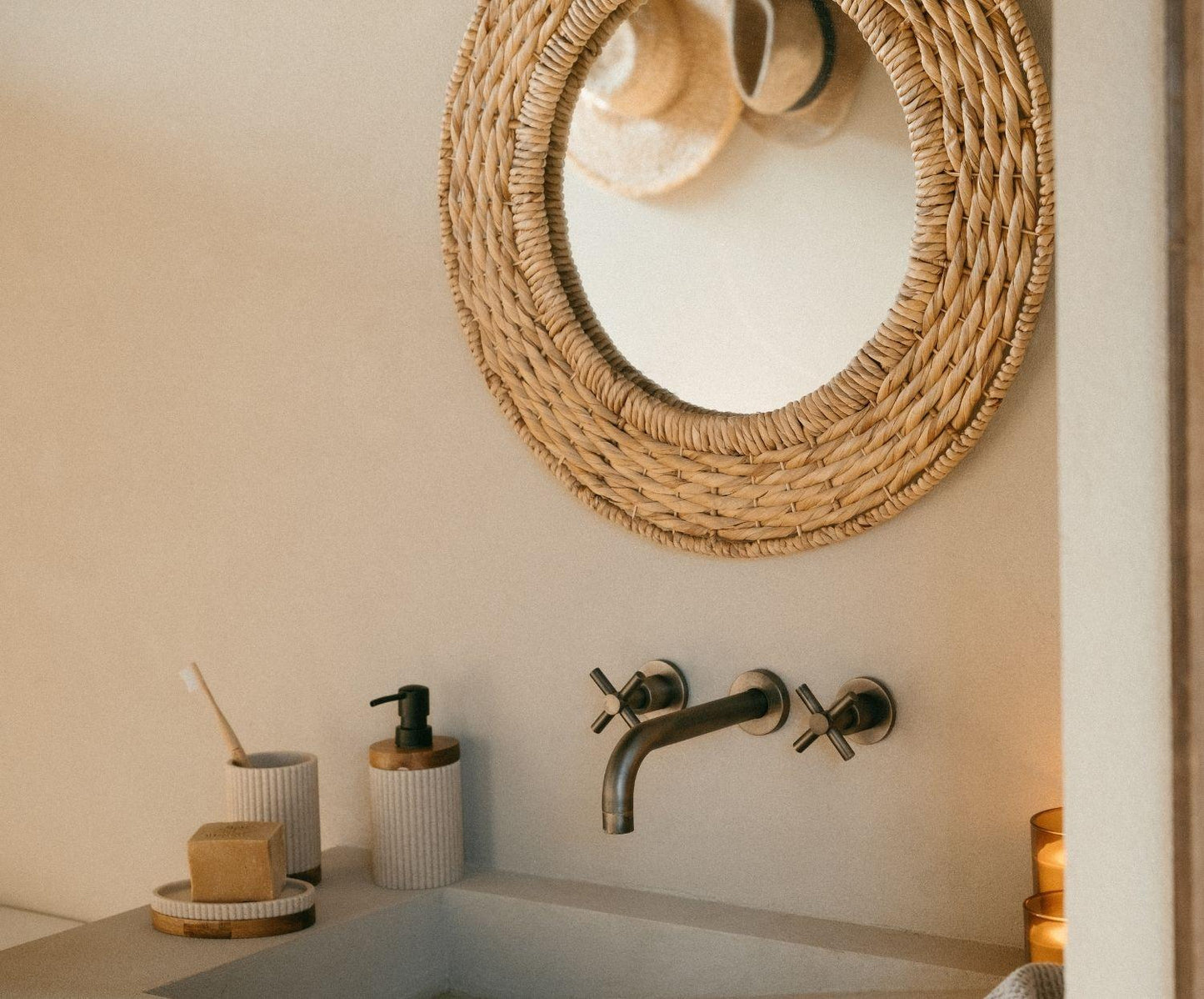 Portacepillos Beige de Poliresina y Madera de Acacia Ø8×11 cm Andrea House