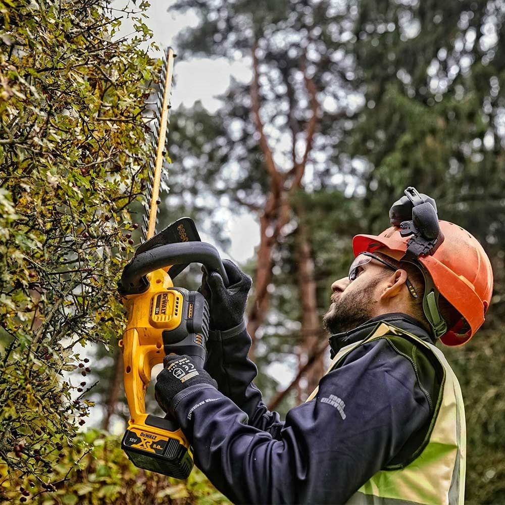 Combo set: Cortasetos DCMHT563 + Cortabordes DCMST561 + 2bat 5ah 18V + Cargador Dewalt DCMST561HT