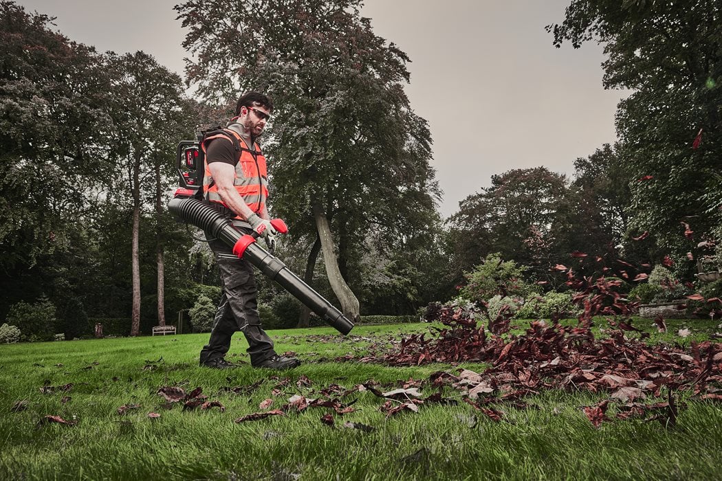 Soplador de mochila M18 Fuel + 2bat + Cargador Multipuerto Milwaukee M18 F2BPB-124